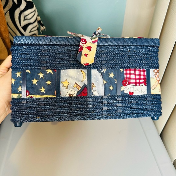 Blue Wicker Vintage Sewing Basket Noah’s Arc Fabric Lid Patchwork Design - Picture 5 of 12